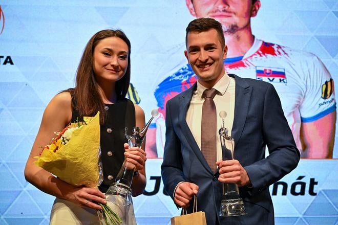 Na snímke Zuzana Šepeľová (vľavo), volejbalistka roka 2024 a Jakub Ihnát (vpravo), volejbalista roka 2024 pózujú počas slávnostného udeľovania cien ankety Volejbalista roka 2024 v Bratislave.