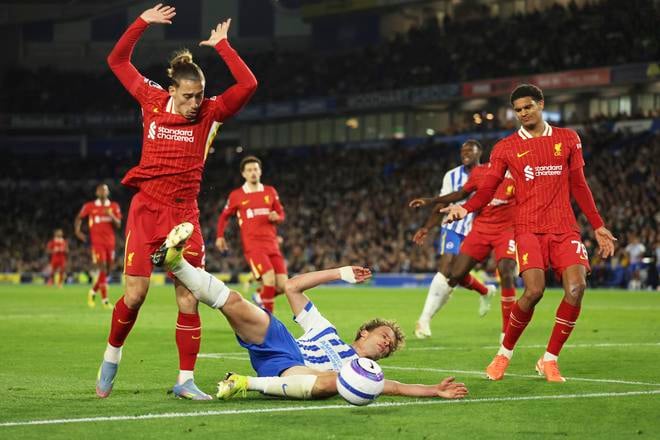 Mats Wieffer podá po súboji s hráčom Liverpoolu Kostas Tsimikasom. Zo zápasu 37. kola anglickej Premier League Brighton - Liverpool 3.2.