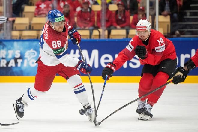 David Pastrňák (vľavo) v súboji s Deanom Kukanom zo Švajčiarska na majstrovstvách sveta v ľadovom hokeji 2025