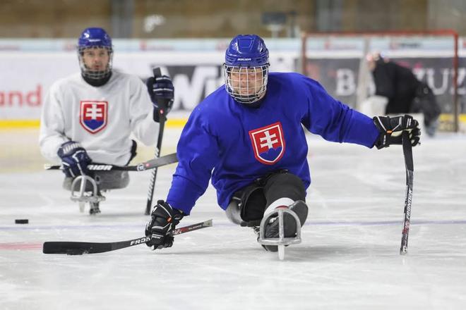 Slovenskí parahokejisti začínajú boj o paralympiádu 2026.