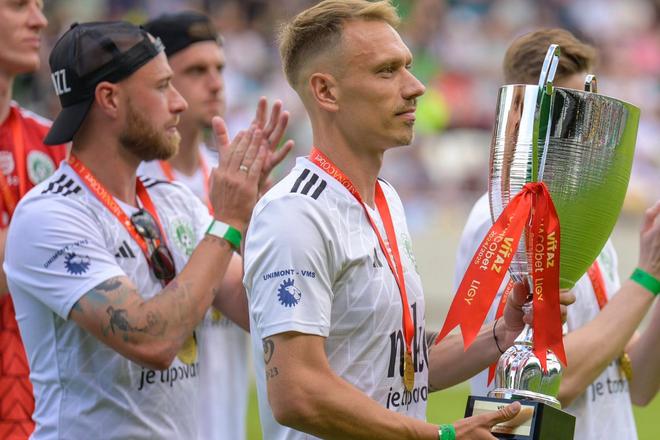 Kapitán Prešova Patrik Šimko s trofejou pre víťaza MONACObet ligy.