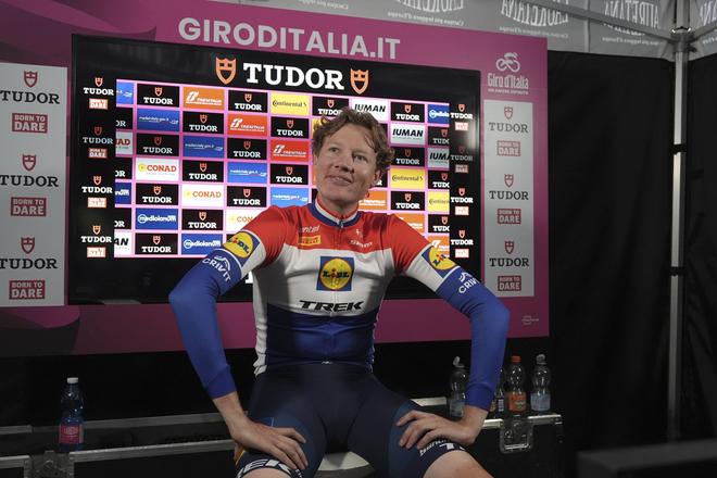 Holandský cyklista Daan Hoole z tímu Lidl-Trek reaguje po 10. etape Giro d'Italia, ktorou bola 28,6 km dlhá časovka medzi mestami Lucca a Pisa.