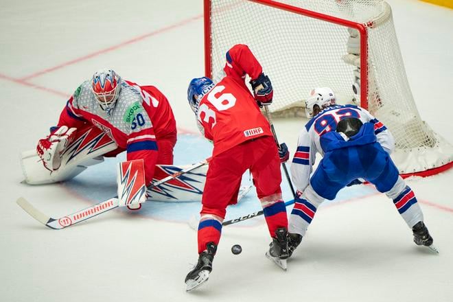 Logan Cooley (vpravo) v súboji s Jakubom Krejčíkom pred českou bránkou v zápase Česko - USA na majstrovstvách sveta.