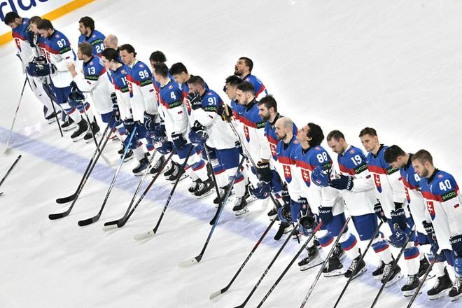 Slovenskí hokejisti stoja po prehre po zápase A-skupiny Fínsko - Slovensko na MS 2025.