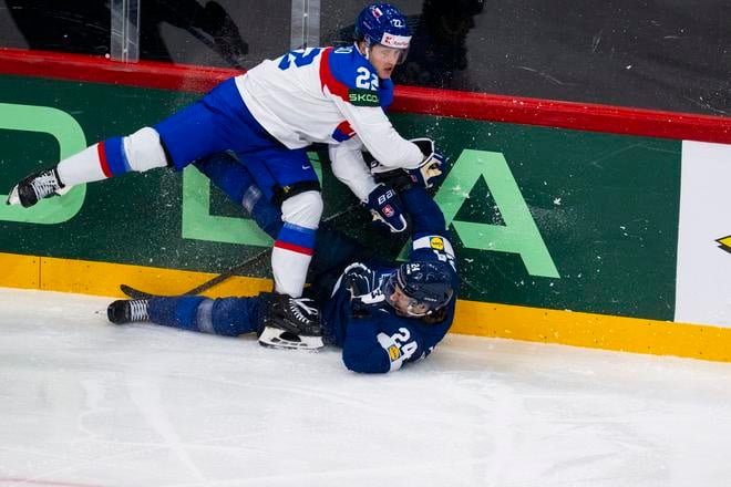 Na snímke zľava Samuel Kňažko (Slovensko) a Hannes Björninen (Fínsko) bojujú o puk počas zápasu A-skupiny Fínsko - Slovensko na 88. majstrovstvách sveta v ľadovom hokeji v Štokholme 20. mája 2025.