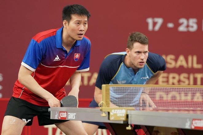 Wang Jang (vľavo) a Grék Konstantinos Angelakis (vpravo) skončili na MS v Dauhe svoje účinkovanie v osemfinále štvorhry mužov takisto ako Ľubomír Pištej s Tatianou Kukuľkovou v mixe.
