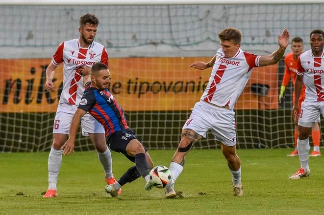 Momentka z prvého barážového zápasu o Niké ligu medzi Zl. Moravcami a Trenčínom.
