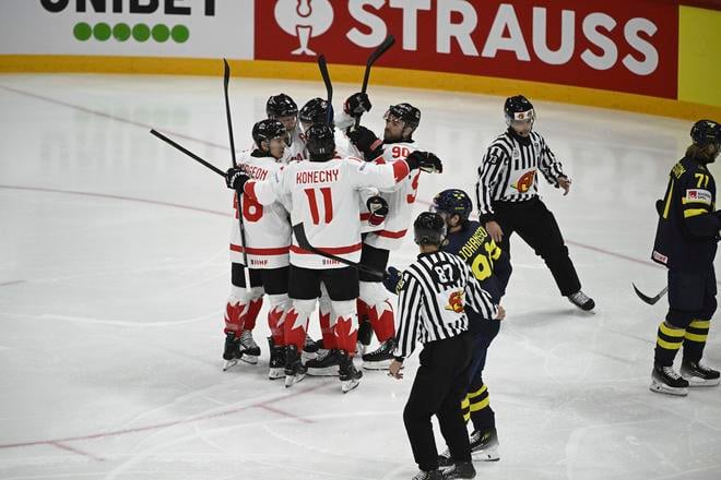 Hokejista Kanady Travis Sanheim (6) sa teší so spoluhráčmi z gólu v zápase základnej A-skupiny Švédsko - Kanada.