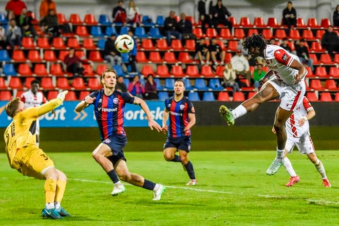 Po tejto hlavičke vyrovnal konečných 1:1 trenčiansky útočník Chinonso Emeka (vpravo).