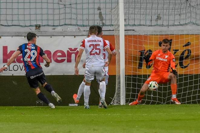 Marek Kuzma (vľavo) strieľa vedúci gól Zlatomoravčanov.