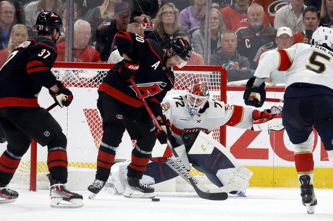 Sebastian Aho doráža puk za brankára Floridy Sergeja Bobrovského.