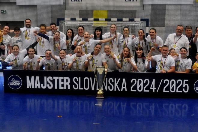 Majstrovská fotografia hádzanárok MŠK Iuventa Michalovce po prevzatí víťaznej trofeje za sezónu 2024/2025.
