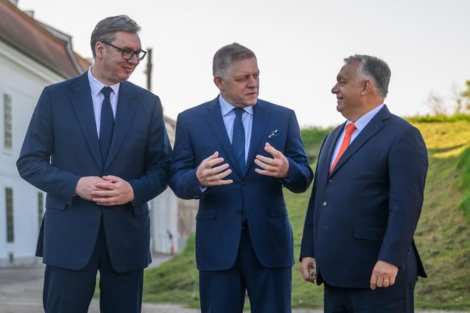 На знімку зліва направо: президент Сербії Александр Вучич, премʼєр-міністр Словаччини Роберт Фіцо та премʼєр-міністр Угорщини Віктор Орбан під час саміту лідерів Словацької Республіки, Сербії та Угорщини з питань нелегальної міграції в Комарно, 22 жовтня 2024 року.
