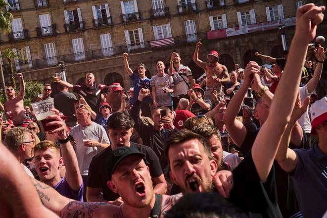 Fanúšikovia Manchestru United v Bilbau pred finále Európskej ligy proti Tottenhamu.
