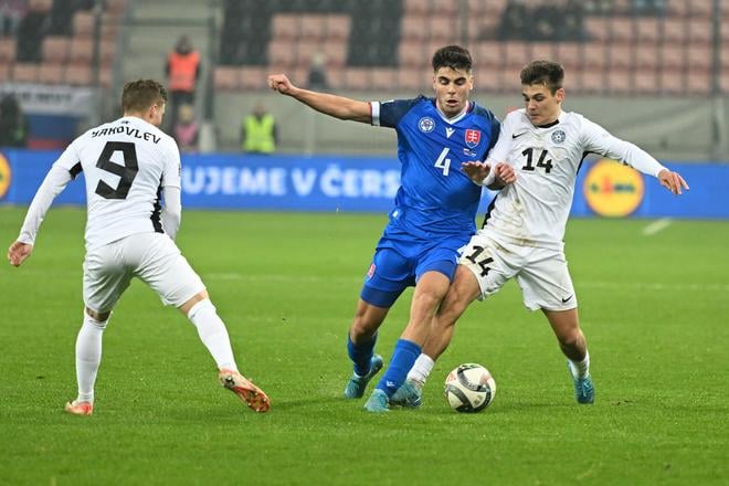 Na snímke zľava hráč Estónska Ioan Jakovlev, hráč Slovenska Adam Obert a hráč Estónska Patrik Kristal.