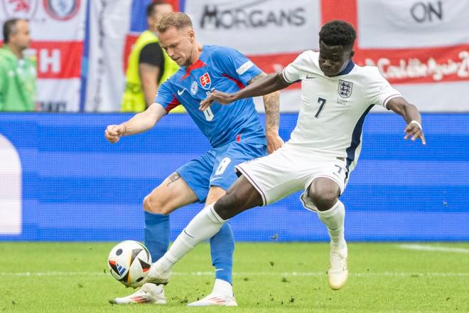 Na snímke zľava Ondrej Duda (Slovensko) a Bukayo Saka (Anglicko) bojujú o loptu počas osemfinálového zápasu Anglicko - Slovensko na ME vo futbale.