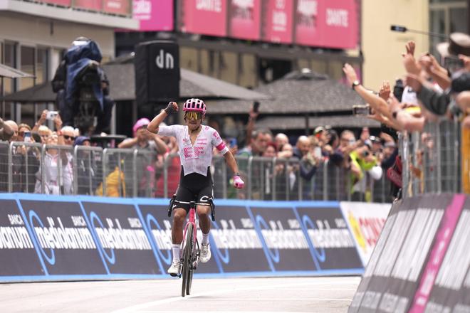 Ekvádorský cyklista Richard Carapaz z tímu EF Education-EasyPost víťazí v 11. etape Giro d'Italia v stredu 21. mája 2025.