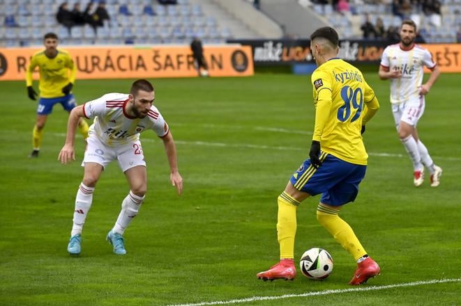 Na snímke zľava Andrej Kadlec (Ružomberok) a Alexandros Kyziridis (Michalovce) v zápase 2. kola nadstavbovej časti Niké ligy skupiny o udržanie sa MFK Zemplín Michalovce - MFK Ružomberok.