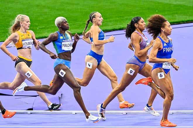 Na snímke slovenská atlétka Gabriela Gajanová (uprostred) počas semifinálového behu na 800 metrov na XXXIII. letných olympijských hrách v Paríži v nedeľu 4. augusta 2024.  Slovenskej atlétke Gabriele Gajanovej nestačil k postupu do finále behu na 800 m na OH v Paríži ani nový slovenský rekord 1:58,22 min, ktorý zlepšila po 37 rokoch. V druhom semifinálovom behu obsadila 6. priečku a nedostala sa medzi dvojicu postupujúcich priamo, ani medzi dve bežkyne postupujúce časom.