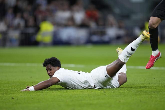 Na archívnej snímke zo 14. mája 2025 futbalista Realu Madrid Endrick padá počas zápasu španielskej La Ligy Real Madrid - Mallorca v Madride.