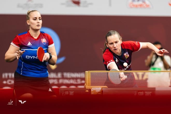 Barbora Balážová (vľavo) s českou deblovou spoluhráčkou Hanou Matelovou srdnato bojovali o postup do štvrťfinále na MS v katarskej Dauhe.