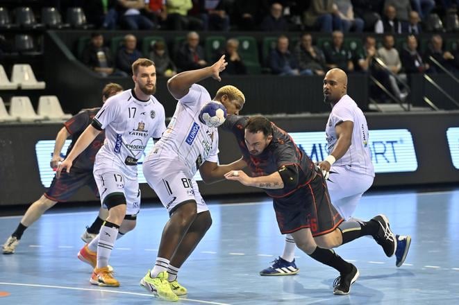 Na snímke druhý sprava s loptou Peter Dudáš (Považská Bystrica) počas prvého zápasu finále play off Niké Handball extraligy v hádzanej mužov Tatran Prešov - MŠK Považská Bystrica.