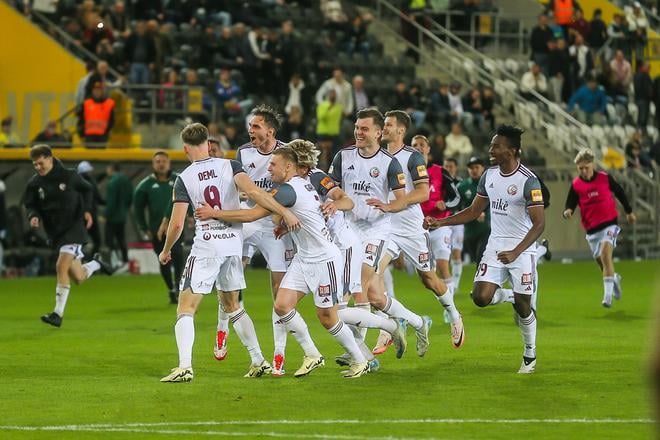 Ondřej Deml prijíma gratulácie od podbrezovských spoluhráčov po postupovej jedenástke