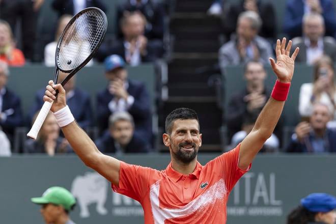 Na snímke srbský tenista Novak Djokovič sa raduje po víťazstve nad Mártonom Fucsovicsom z Maďarska v osemfinále dvojhry na turnaji ATP v Ženeve 21. mája 2025.