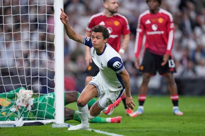 Futbalista Tottenhamu Brennan Johnson sa teší z gólu vo finálovom zápase Európskej ligy Tottenham Hotspur - Manchester United v Bilbau v stredu 21. mája 2025.
