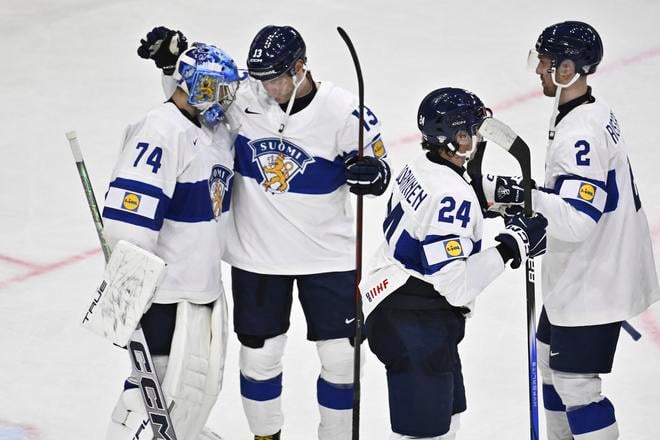 Fínski hráči zľava brankár Juuse Saros, Mikael Ruohomaa, Hannes Bjärninen a Rasmus Rissanen oslavujú po výhre nad Rakúskom 2:1 v úvodnom zápase A-skupiny Rakúsko - Fínsko na MS 2025 v hokeji vo švédskom Štokholme.