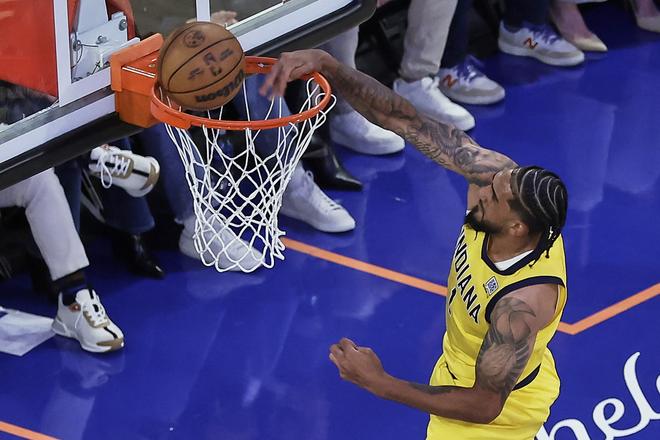 Obi Toppin z Indiany Pacers skóruje v zápase proti New York Knicks.