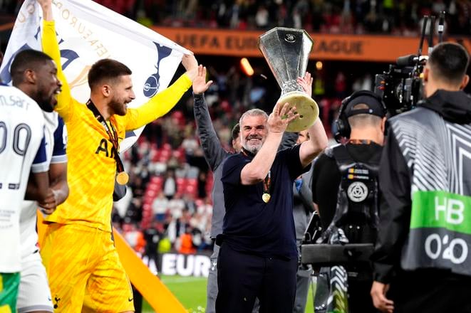 Tréner Tottenhamu Hotspur Ange Postecoglou s trofejou za triumf v Európskej lige.