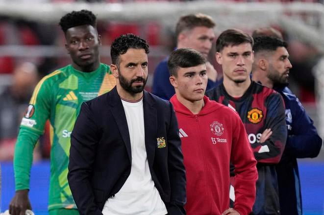 Tréner Manchestru United Ruben Amorim (druhý zľava).