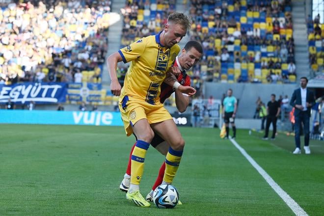 Na snímke vpravo hráč Spartaka Samuel Štefánik a hráč DAC Matej Trusa.