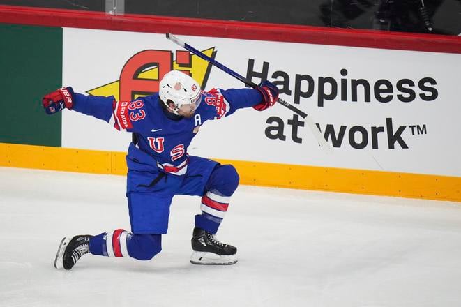 Americký hokejista Conor Garland sa teší z gólu vo štvrťfinálovom zápase USA - Fínsko.