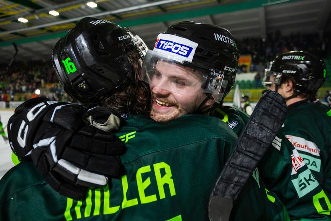 Na snímke hráči Žiliny zľava Brenden Miller a Marek Korenčik sa radujú z víťazstva.