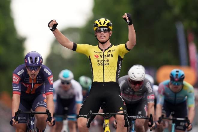 Holandský cyklista Olav Kooij z tímu Visma Lease a Bike víťazí v 12. etape Giro d'Italia vo Viadane vo štvrtok 22. mája 2025.