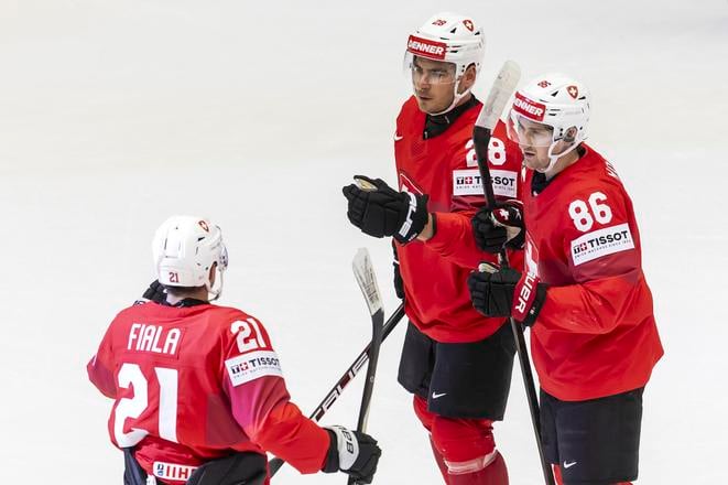 Timo Meier (v strede) a Kevin Fiala sa tiež zapísali do streleckej listiny v jednoznačnom súboji v Herningu, v ktorom Švajčiari naložili Rakúšanom 6:0.