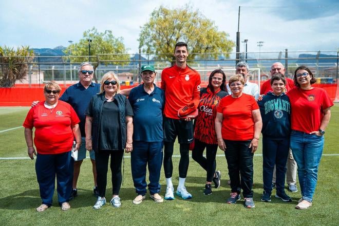 Dominik Greif s ocenením a fanúšikmi RCD Mallorca.