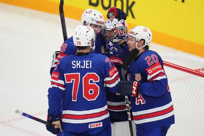 Americkí hokejisti Drew O'Connor (18), Jeremy Swayman (1), Andrew Peeke (20) a Brady Skjei (76) sa tešia z výhry po štvrťfinálovom zápase USA - Fínsko na 88. majstrovstvách sveta v ľadovom hokeji v Štokholme v