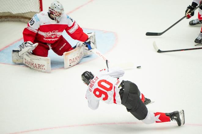 WA 71 Herning - Hokejista Kanady Ryan O'Reilly (vpravo) a brankár Dánska Frederik Dichow vo štvrťfinálovom zápase Dánsko - Kanada na 88. majstrovstvách sveta v ľadovom hokeji v Herningu vo štvrtok 22. mája 2025.