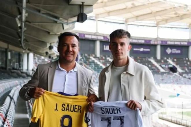 Mário Sauer po spečatení dohody s FC Toulouse, vedľa neho jeho otec a manažér v jednej osobe Július Sauer.