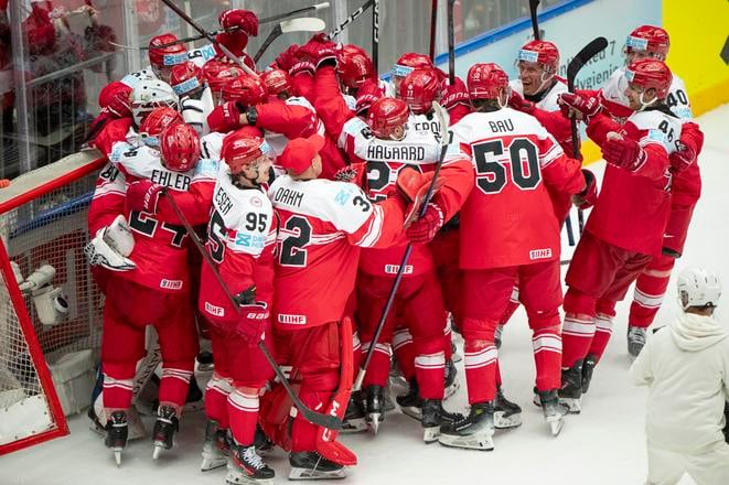 Radosť dánskych hokejistov po víťazstve 2:1 nad Kanadou vo štvrťfinále MS v hokeji.