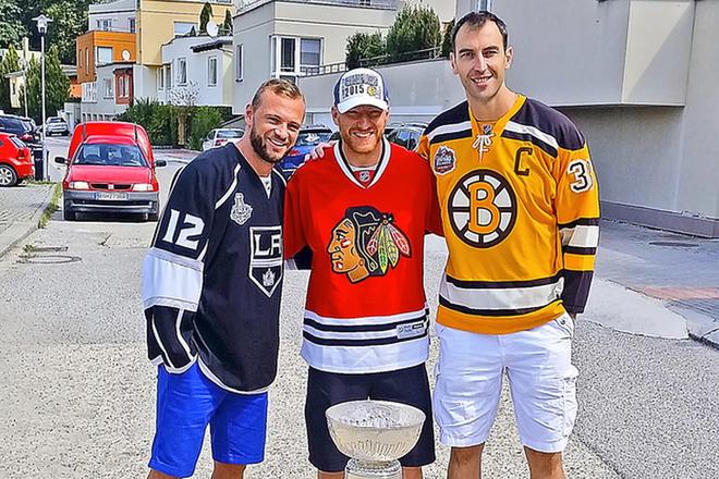 Zdeno Chára, Marián Hossa a Marián Gáborík priniesli Stanley Cup na rovnakú ulicu v Trenčíne.