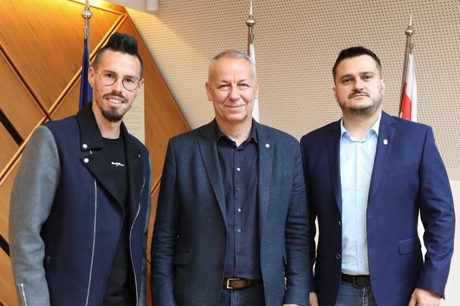 Primátor Banskej Bystrice Ján Nosko (v strede) po ohlásení vstupu Mareka Hamšíka ako akcionárskej štruktúry MFK Dukla, vpravo predseda predstavenstva MFK Dukla Peter Krnáč.