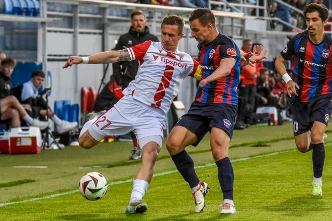 Trenčiansky kapitán Damián Bariš, vpravo obranca Zlatých Moraviec Jan Kadlec. Z prvého barážového zápasu Zlaté Moravce - Trenčín 1:1.