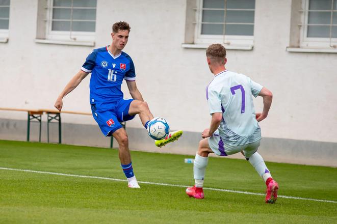 Nicolas Brandis a James Wilson v súboji o loptu. Z prípravného stretnutia futbalistov do 20 rokov Slovensko - Škótsko 2:1.