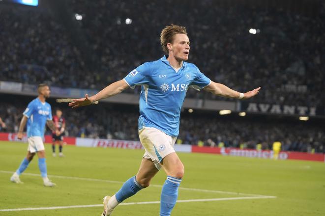 Scott McTominay oslavuje gól v sieti Cagliari. Zo stretnutia talianskej Serie A Neapol - Cagliari.