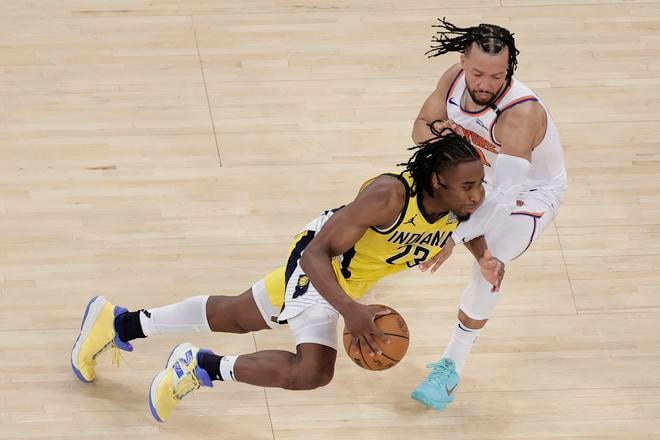 Útočník Indiany Pacers Aaron Nesmith (23) v súboji s rozohrávačom New Yorku Knicks Jalenom Brunsonom (11) počas štvrtej štvrtiny druhého zápasu finále Východnej konferencie basketbalovej NBA.