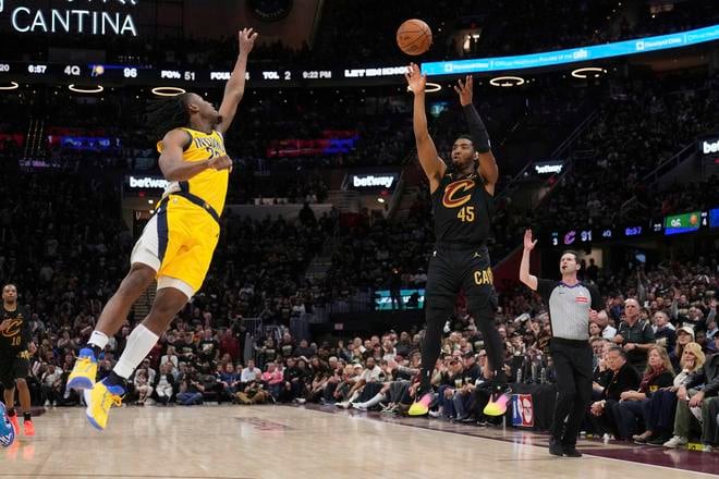 Rozohrávač Clevelandu Cavaliers Donovan Mitchell (vpravo).